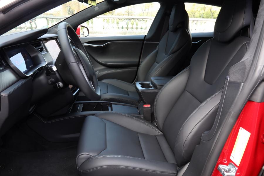 Интерьер Tesla Model S 75D 2016 года  (WW) (фото 3 из 15)